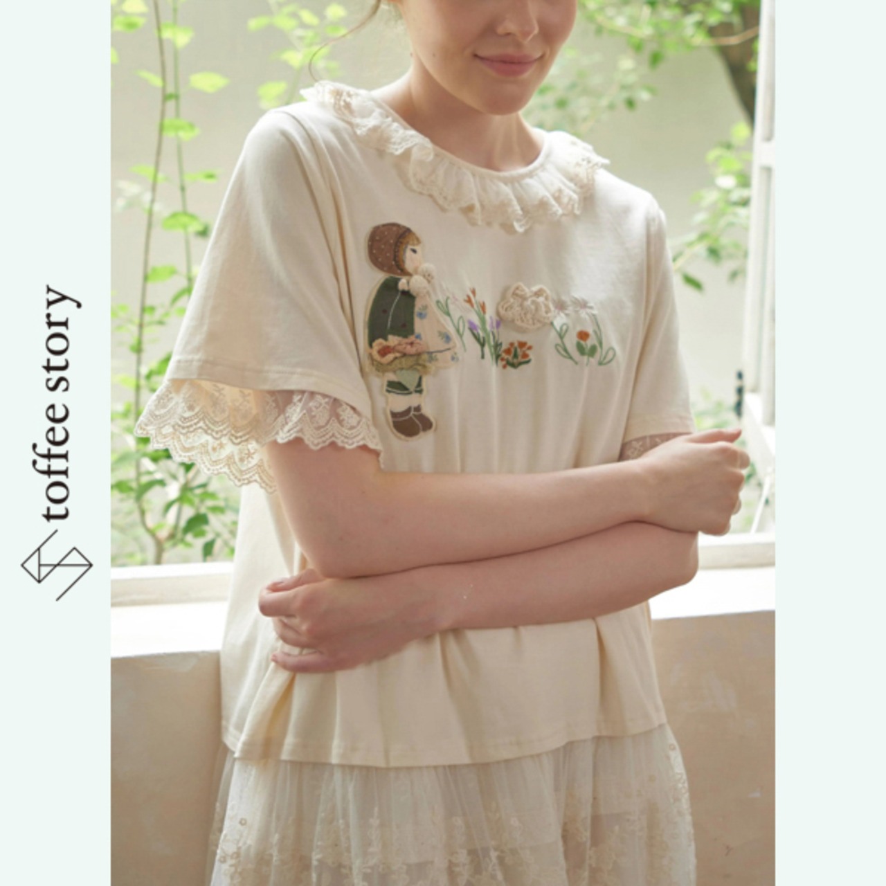 可愛らしく、どこかノスタルジックな 立体刺繍＆レースディテールトップ 《Y0256》