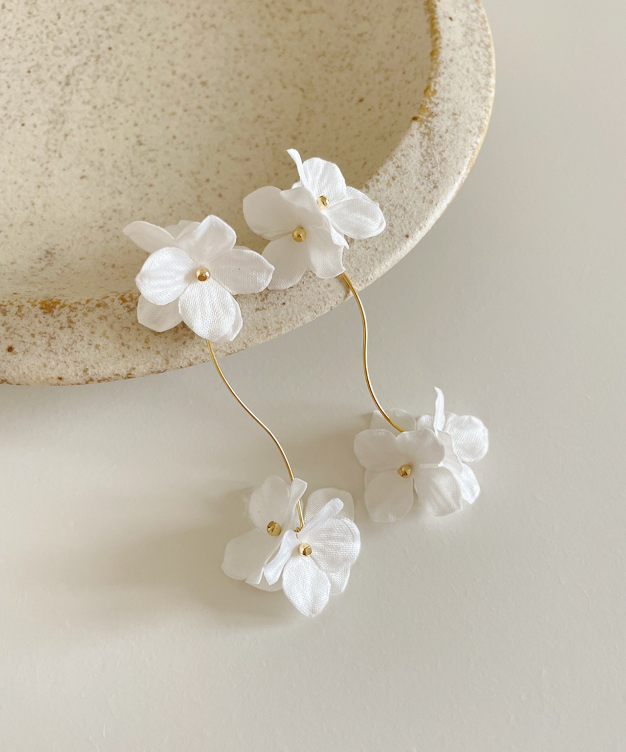 S I U R | Tu blanc earring / pierce —wave charm—