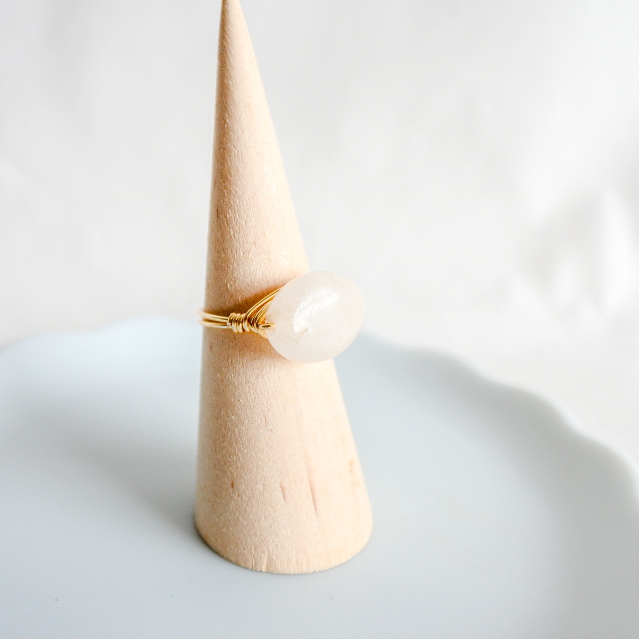 ホワイトジェイド　だえん　ゴールドの指輪