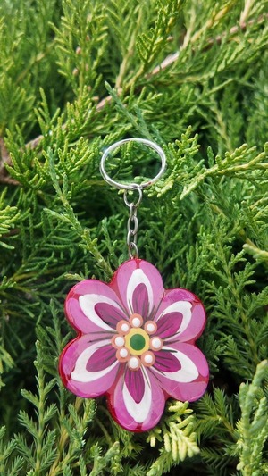 木製キーホルダー・花（製作者：巨匠ホメンコ作）