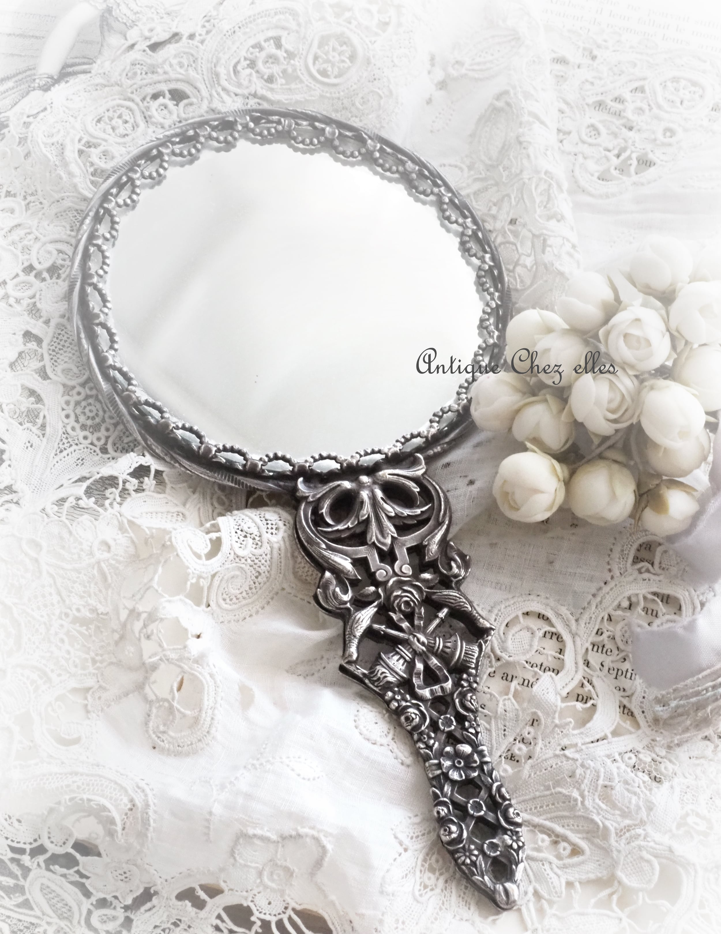 エレガントな透かし模様ハンドルの手鏡 | Antique Chez elles シェゼル