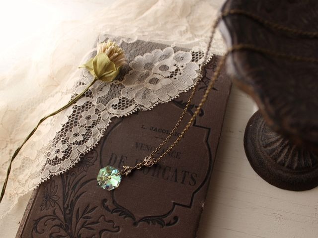 ヴィンテージ ライムグリーンのシャンデリア クリスタル・アンティークスタイルネックレス