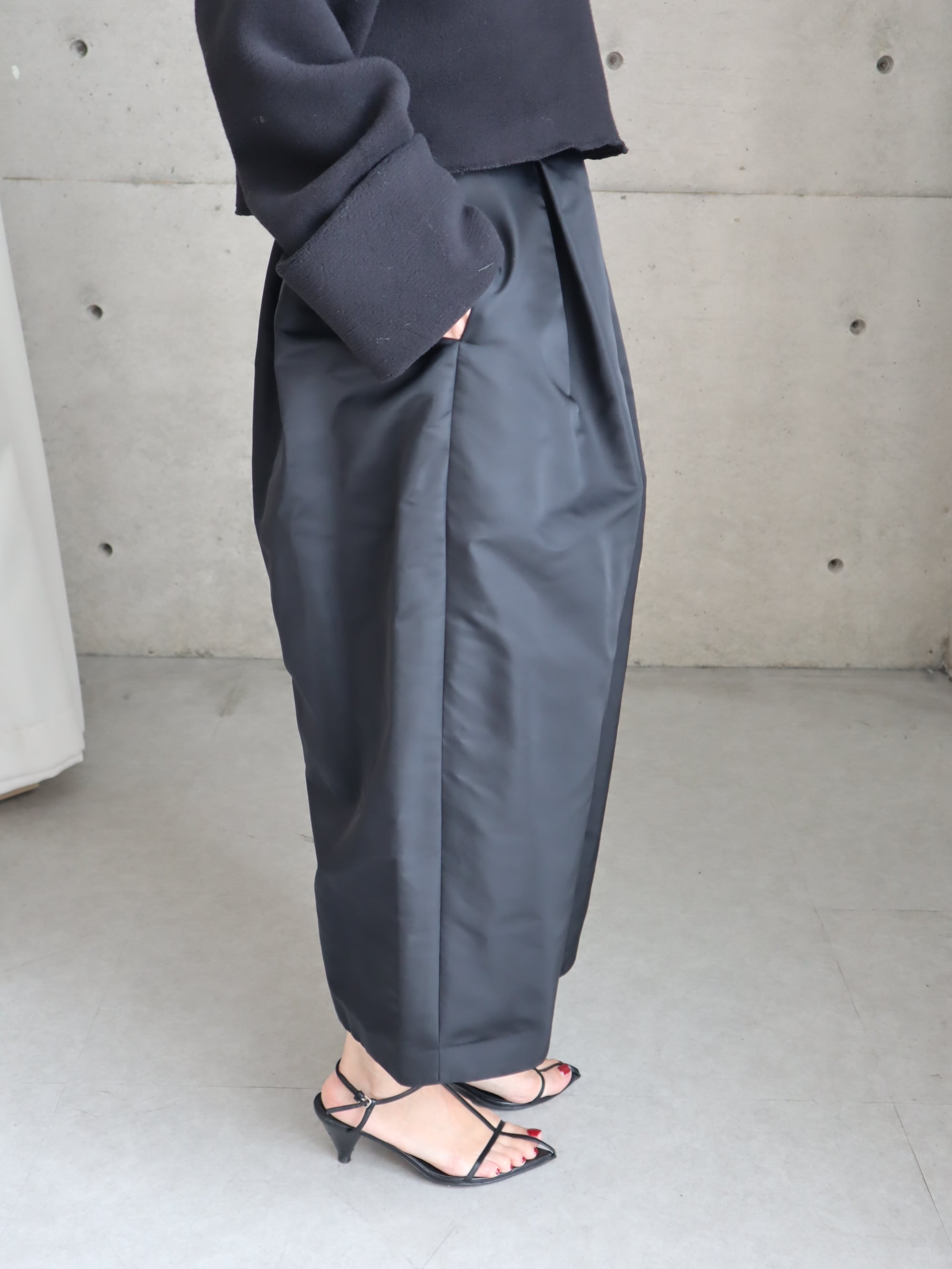 cocoon satin memory skirt (black) | e L L a