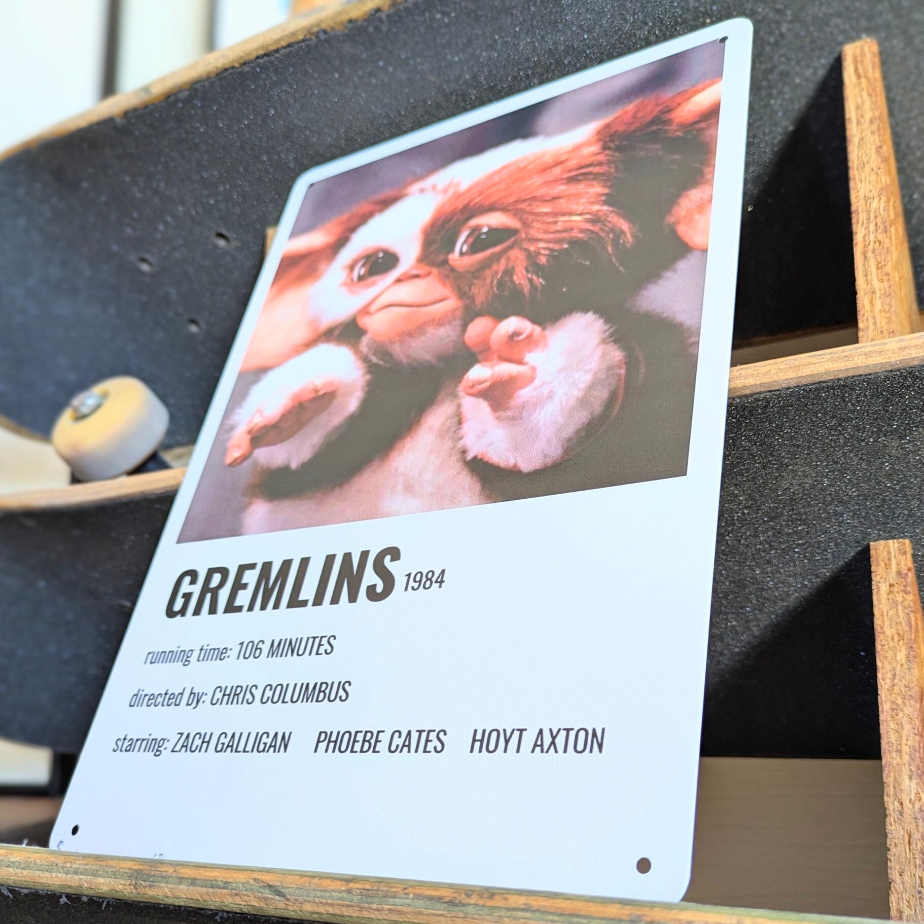 送料無料!ちょうどいいブリキ看板【 Gremlins ( グレムリン )】 ギズモ / METAL SIGN / メタルサイン / ブリキ看板 / サインボード / ビンテージ加工 〚アメリカン雑貨 アメトイ〛