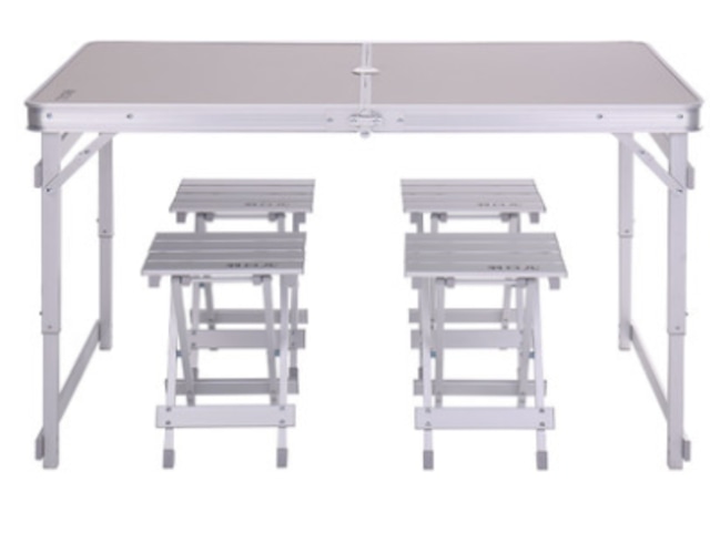 ４脚の椅子付きのアルミ製テーブル、持ち運びに便利な折り畳み式