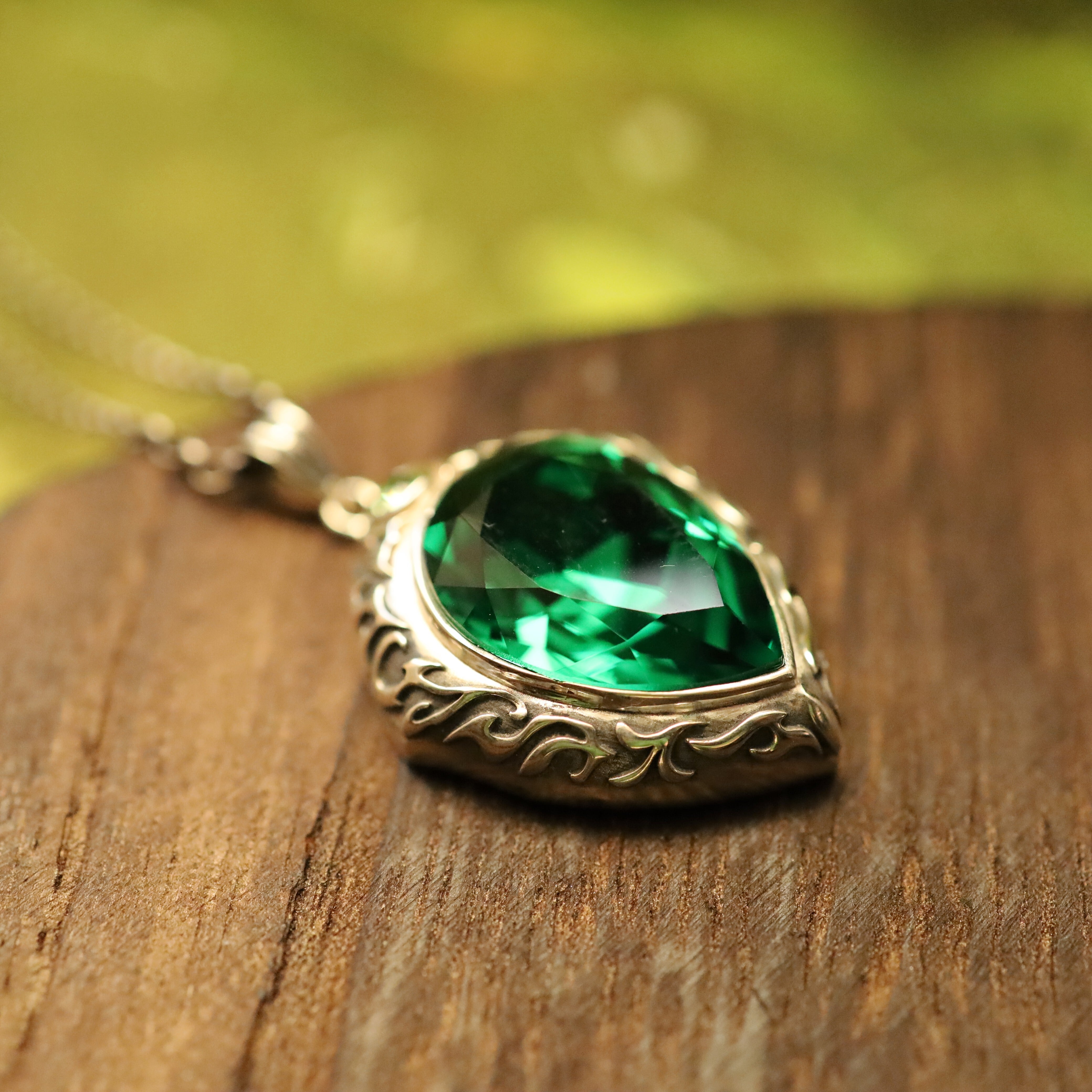 Magic Jewel Shield]（魔法石の盾） クリスタルの色を選べる盾の