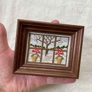 窓辺の刺繍絵3