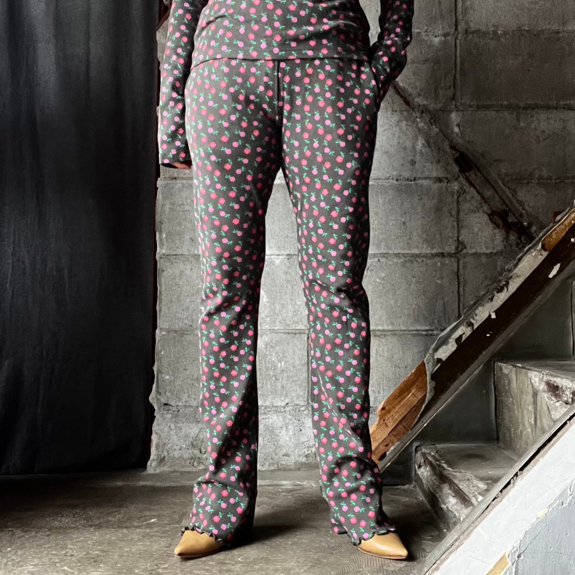 HOLIDAY】 super rib pants (flower / charcoal） | olaf