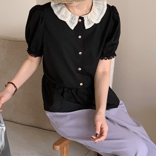 レディース フリルカラー パフスリーブ ショート丈 トップス シャツ ブラウス 夏 短丈トップス 裾短め 半袖 Uネック 襟付き ペプラム レース ボタン ブラック 黒 無地 S M L 学校 大学 外出 流行 トレンド 普段使い 日常使い 華奢見え 細見え 着痩せ 効果 着回し 合わせやすい カジュアル かわいい ガーリー キュート ラブリー レトロ おしゃれ ゆめかわいい ママ 学生 10代 20代 30代 40代 宅飲み 女子会 合コン コンパ 飲み会 通学用 デート お出かけ インスタ映え