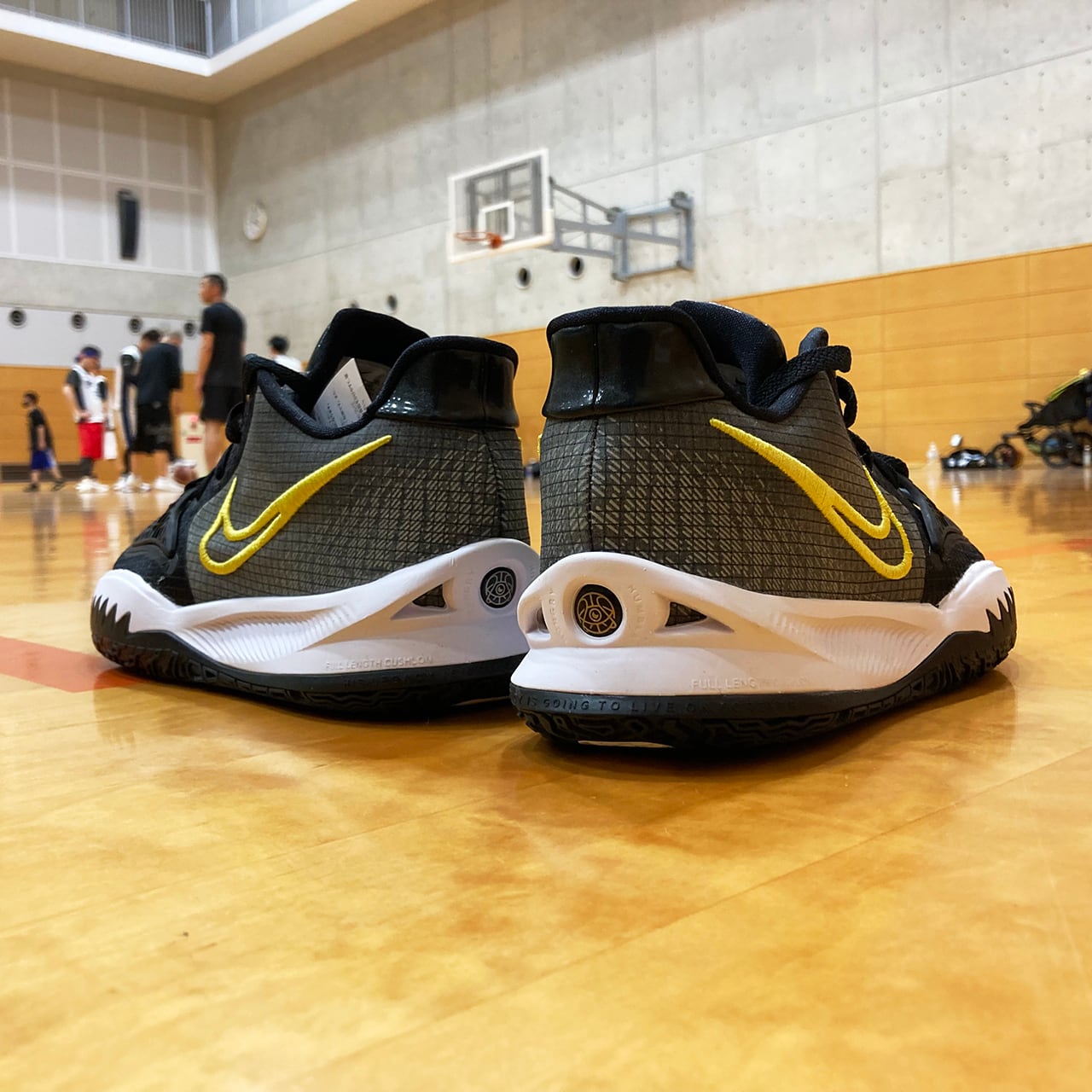 完売品 NIKE ナイキ KYRIE カイリー４ EP バッシュ NBA