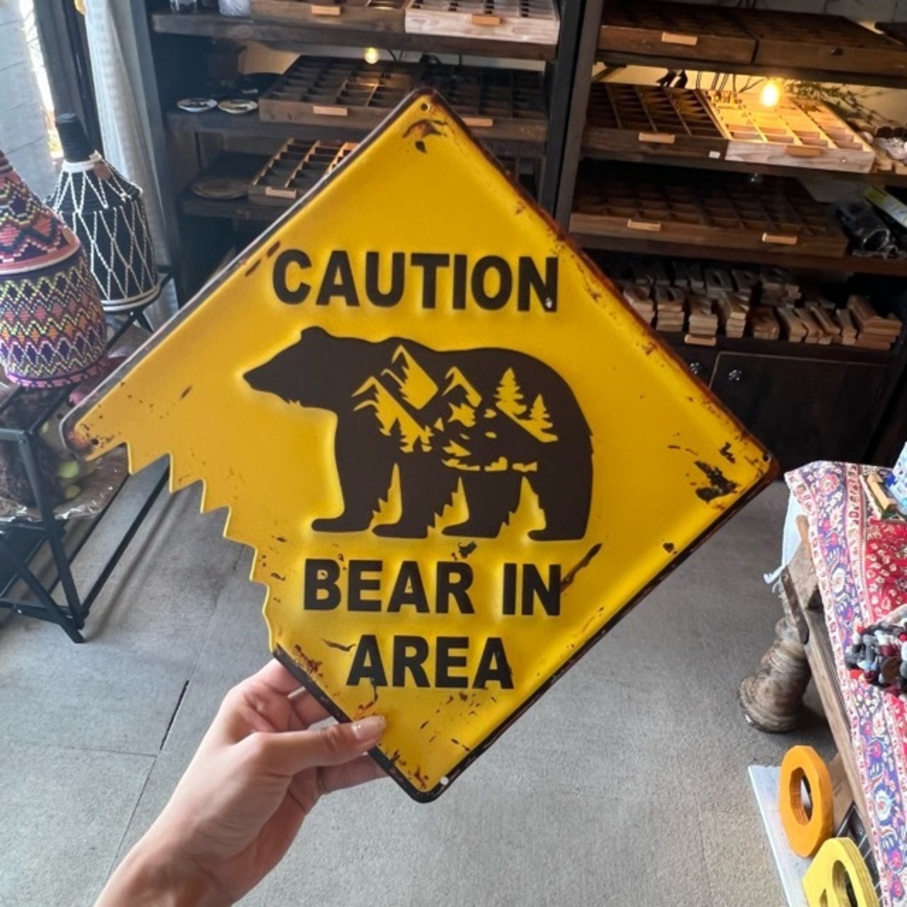 American Classic Embossed Tin Sign　 CAUTION BEAR IN AREA　アメリカンクラシックエンボスサインプレート　この付近にクマが出没します　クマ　bear　くま　熊　サインプレート