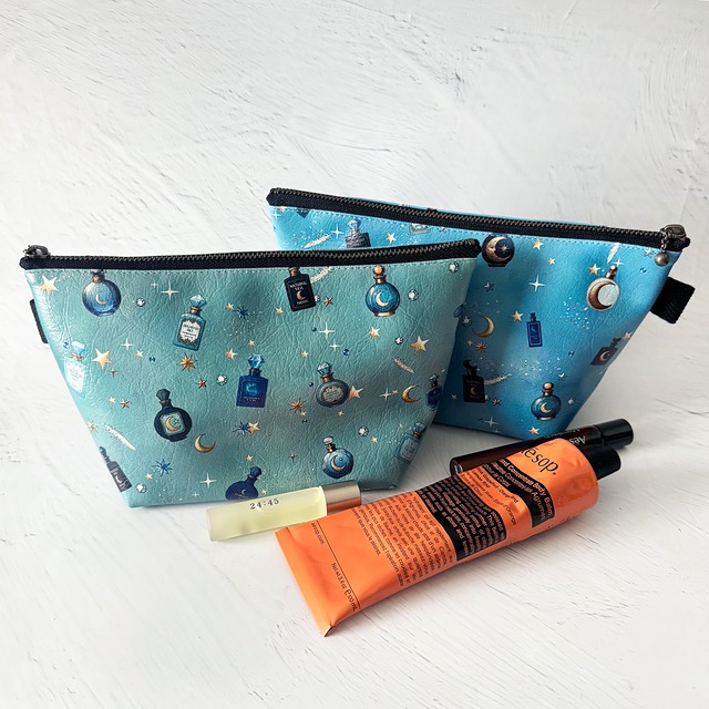 【SALE】【ポーチ・小物入れ】星空香水瓶 アンティーク瓶総柄 三角ポーチ | 小物入れ ペンケース