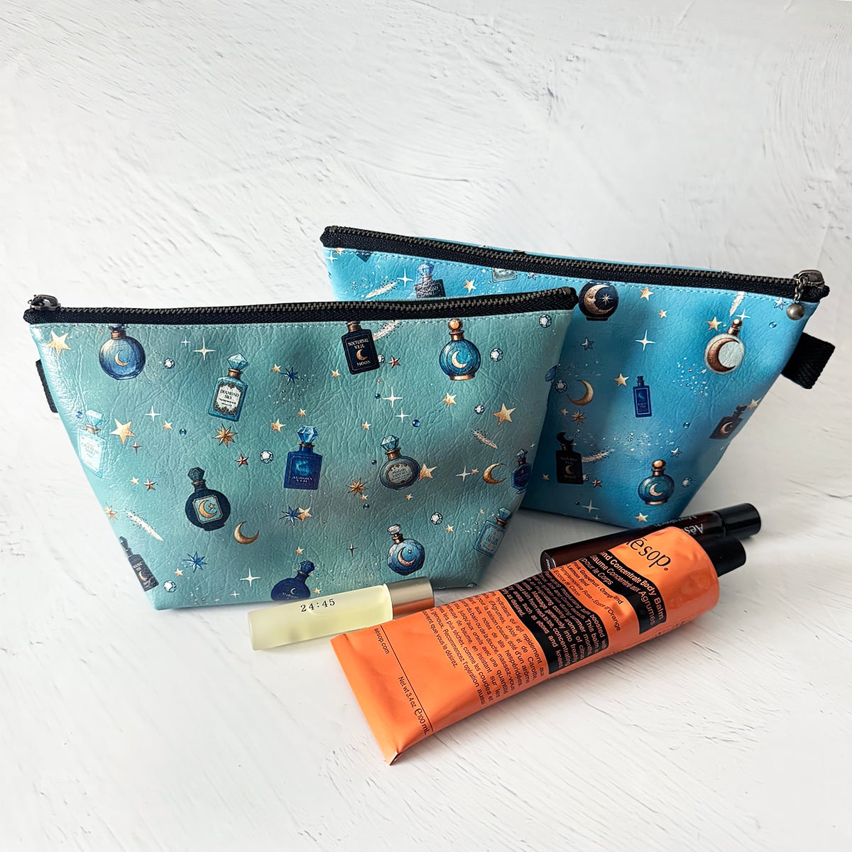 【SALE】【ポーチ・小物入れ】星空香水瓶 アンティーク瓶総柄 三角ポーチ | 小物入れ ペンケース