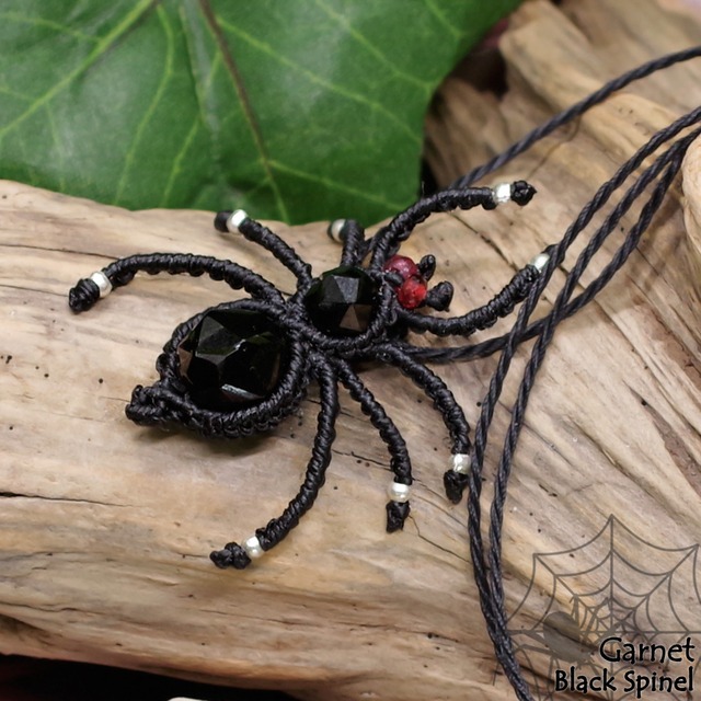 艶やかな黒い宝石 ブラックスピネル 蜘蛛マクラメ編トップネックレス 魔石の部屋