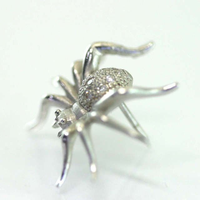 【シルバー925 ラペルピン】縁起の良い”クモ”　キュービック付き