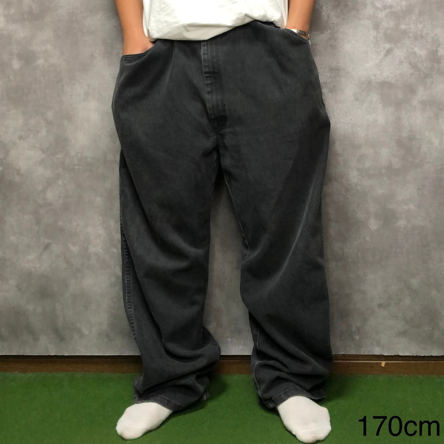 W48×L30】wrangler ブラックデニムパンツ 革パッチ | 古着屋OLDGREEN