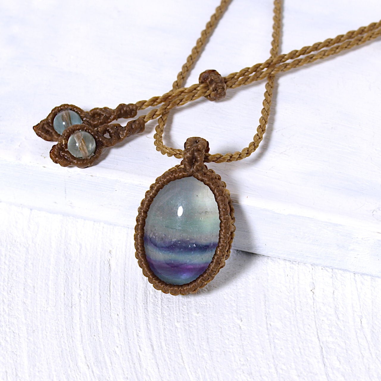 フローライトのオーバルルースを包んだマクラメネックレスNo.13(バイカラー)
