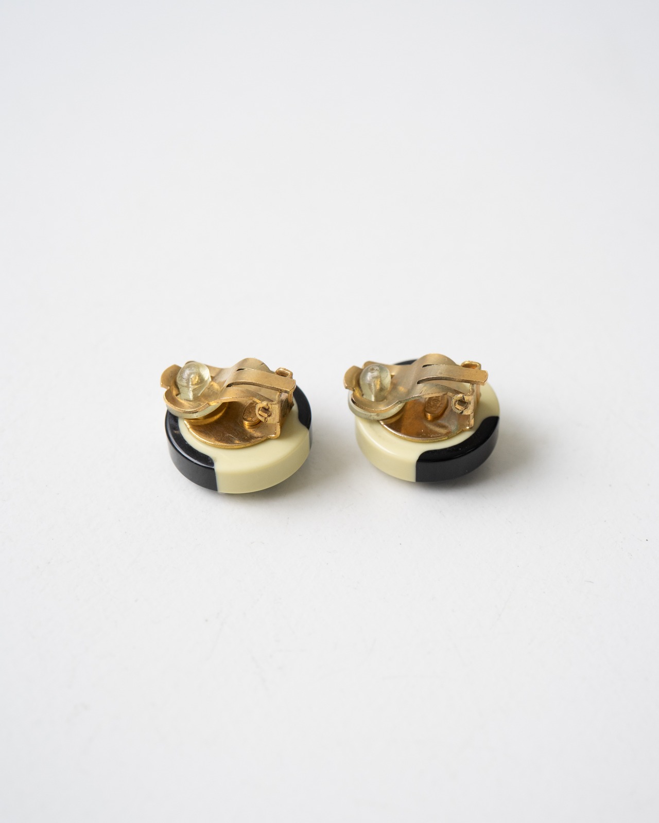 〈CHANEL〉Bicolor Round Earrings 2002AW