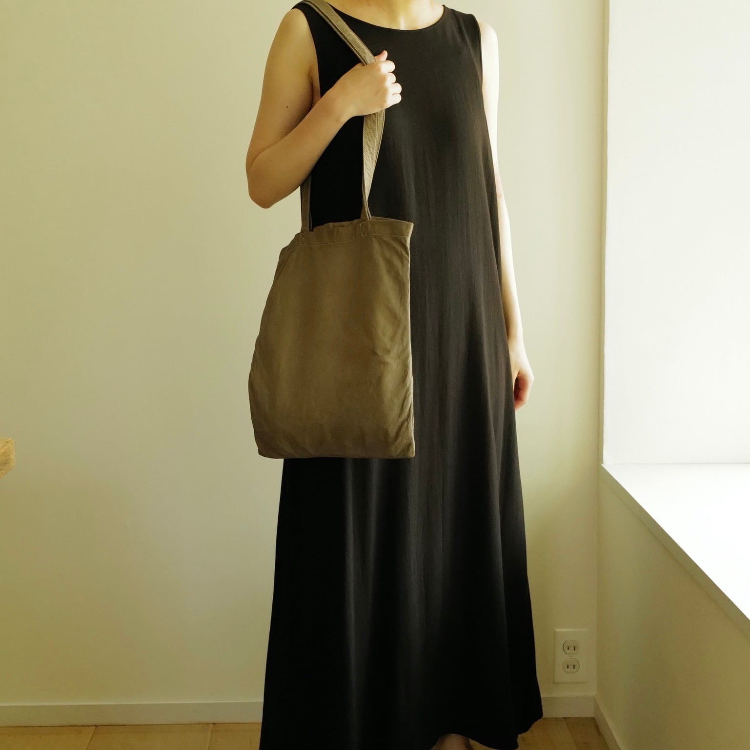 Aeta ｜ DOUBLE FACED FLAT TOTE-PD : M | HJ GALLERY
