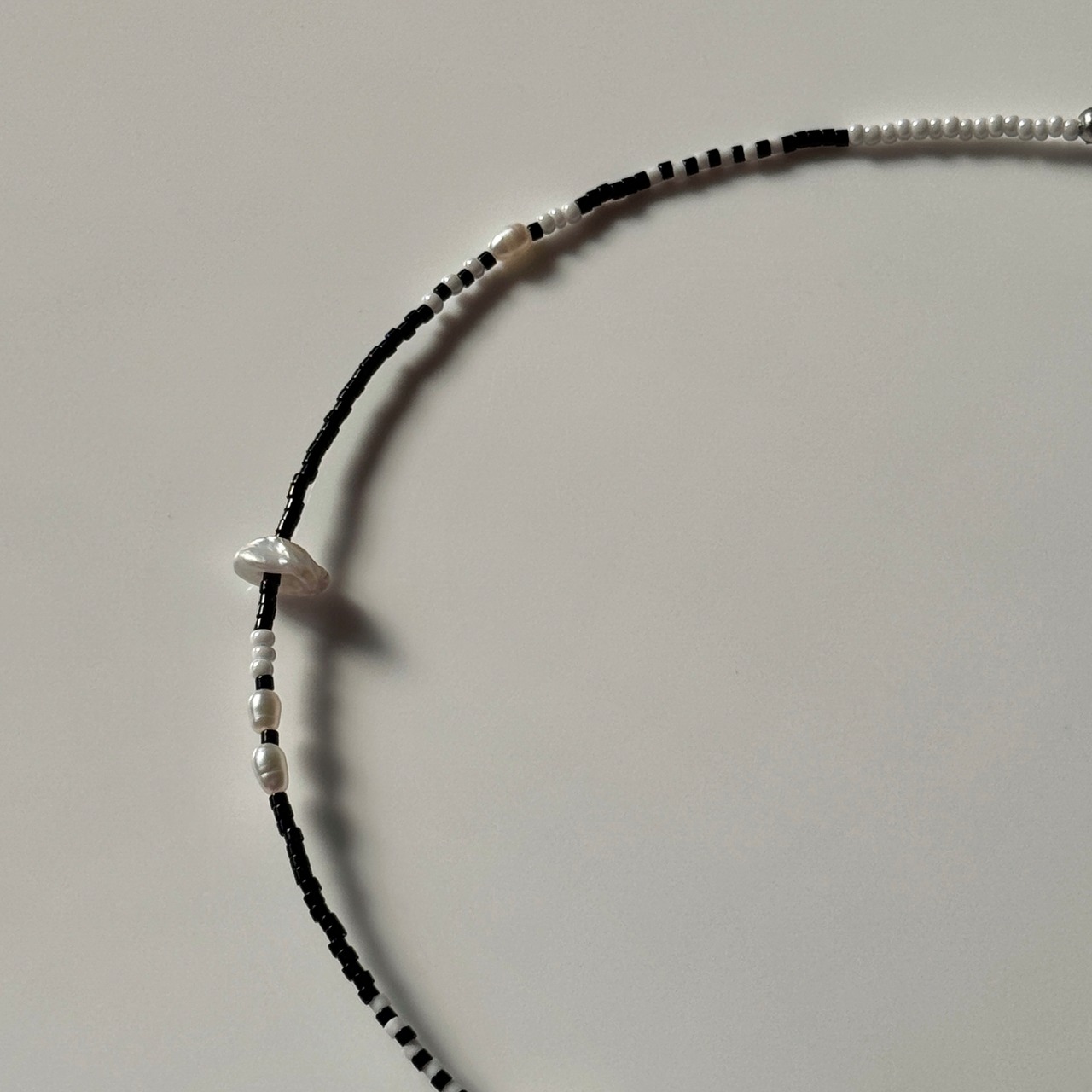 Monotone beads necklace ［BZN24］