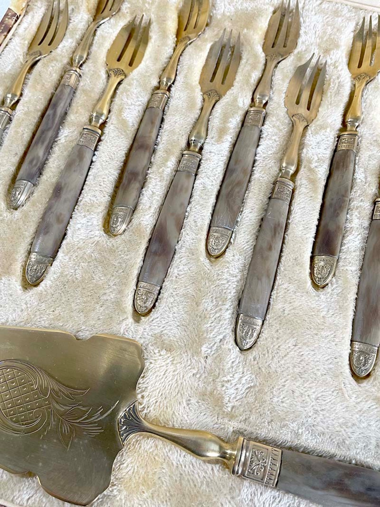 カトラリーセット　デザートフォーク・サーバーセット 真鍮　角素材　ケース入り　ケーキフォーク12本　サーバー１本 12TWcy13