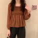 トップス レディース 小花柄 ウエストマーク スクエアネック デコルテ魅せ ブラウス シャツ チュニック 可愛い 大人可愛い きれいめ シンプル お洒落 大人女子  20代 30代 　韓国 韓国系 韓国風 韓国ファッション オルチャン お揃い 双子 双子コーデ コーデ ファッション カジュアル 大人 上品 学生 通学 通勤 OL ママファッション ママコーデ 公園デビュー ラフ 普段着 おしゃれ お洒落 かっこいい 大人女子 旅行 着回し 普段使い 重ね着 スタイル 楽ちん モテ