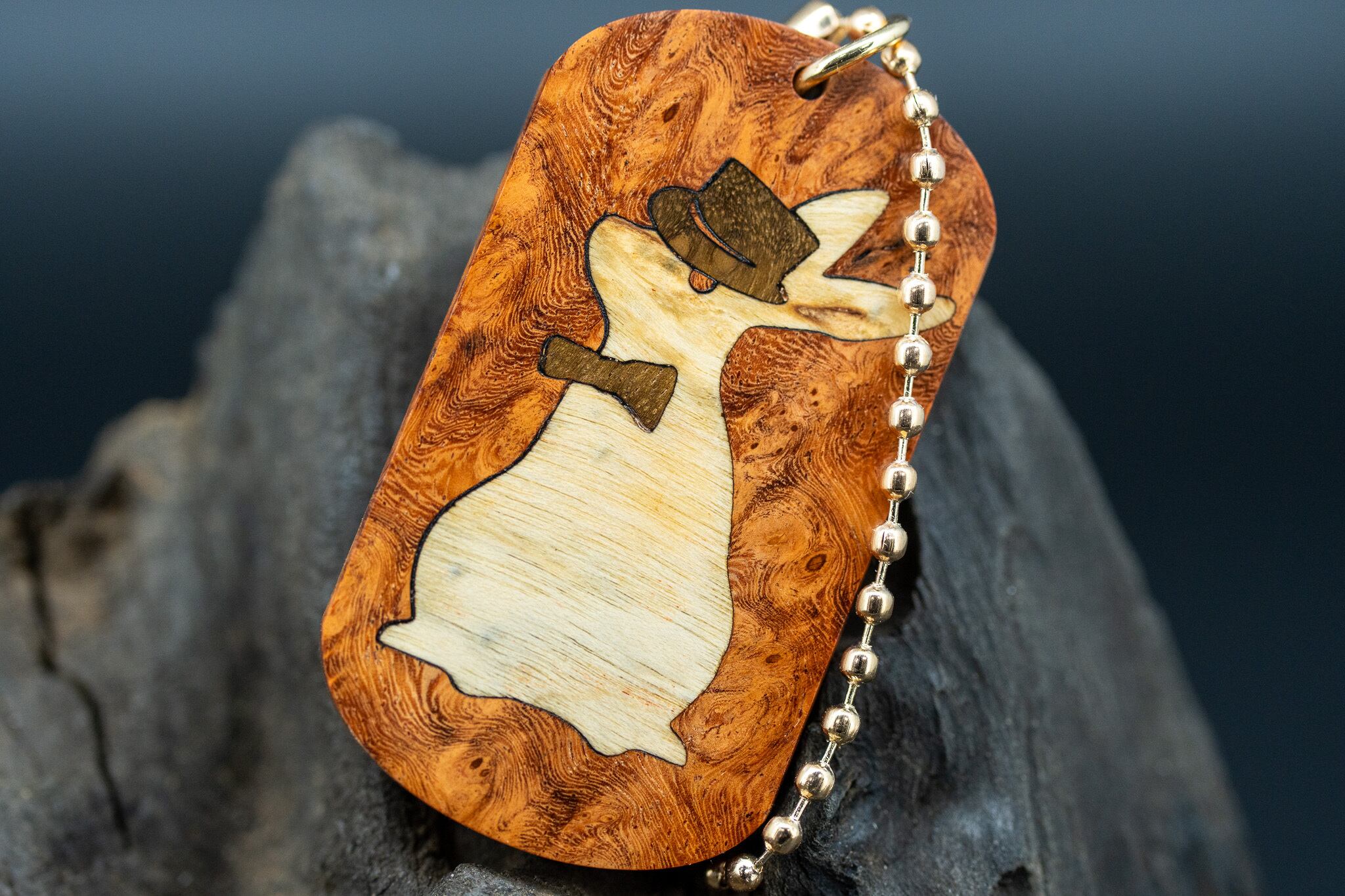 【朱色の銘木】 本花梨瘤 ドッグタグ 象嵌 三月ウサギ