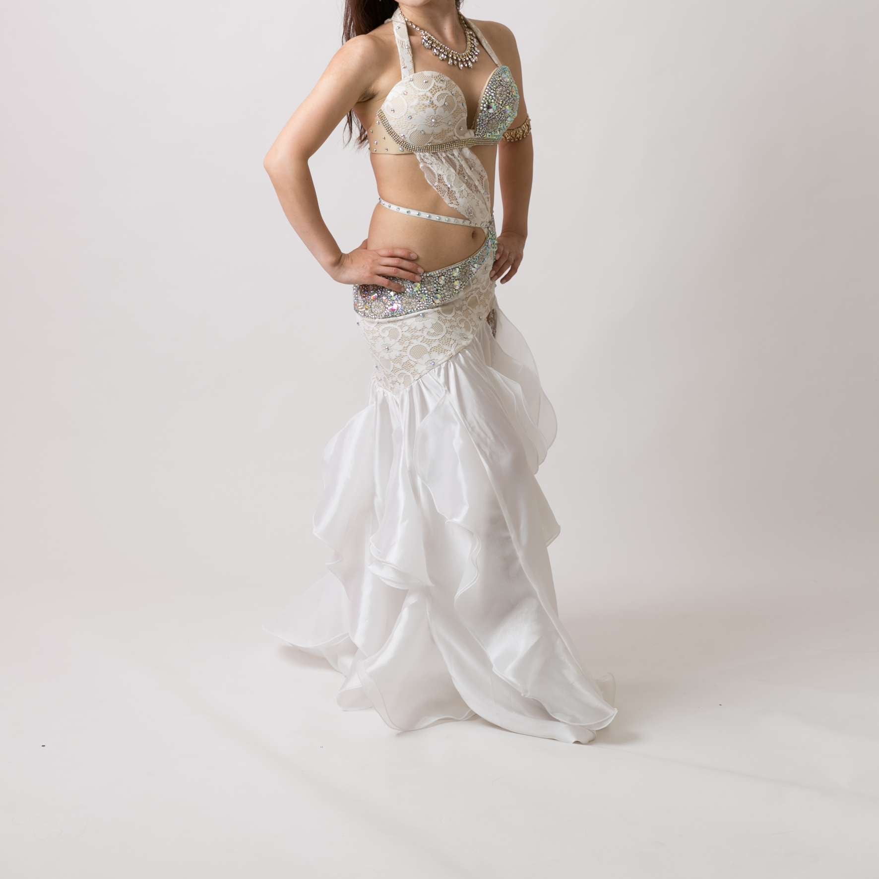 【ベリーダンス用オリエンタル衣装】ホワイト×ゴールド MADAM RAQIA ベリーダンス用オリエンタル衣装】ホワイト×ゴールド MADAM