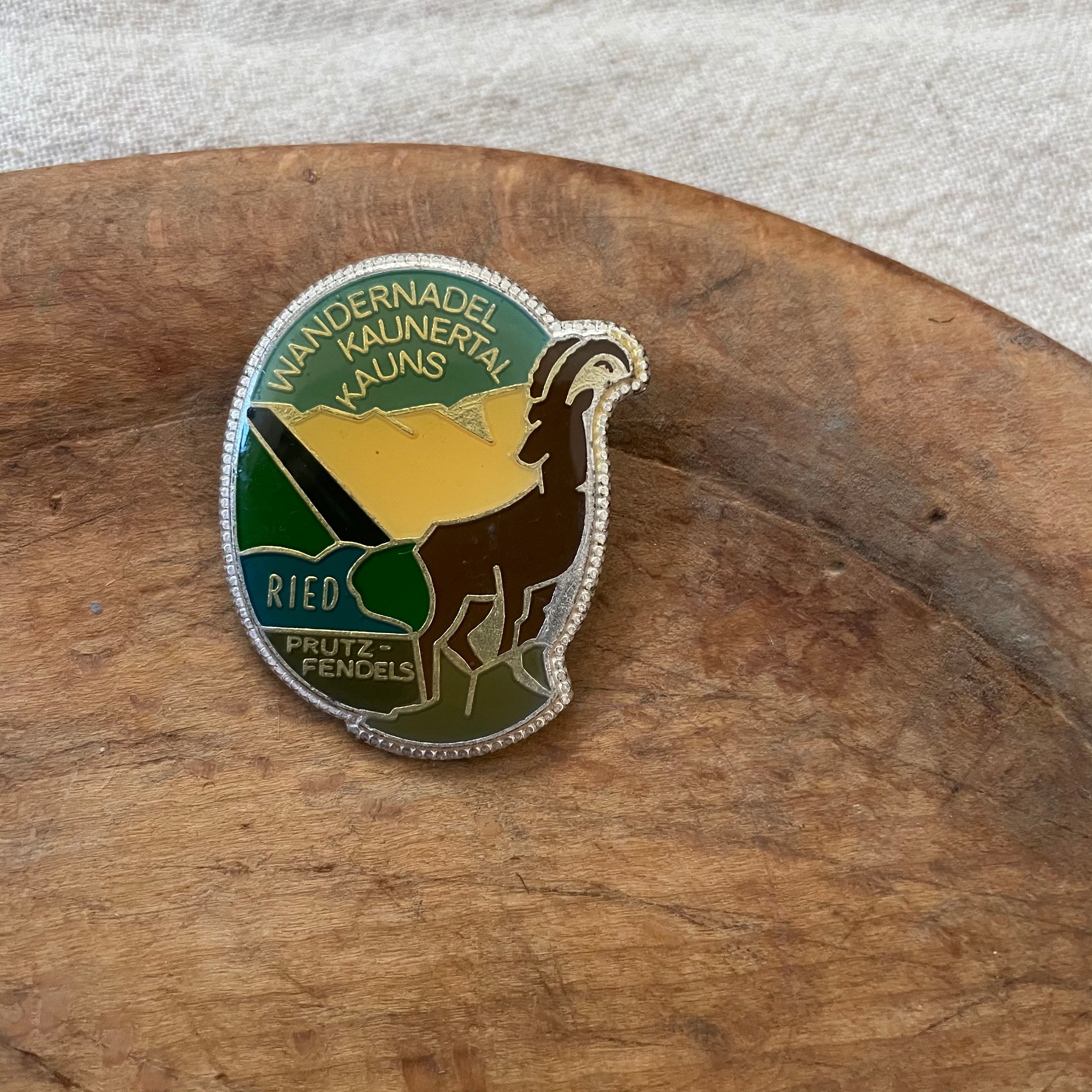 鹿のピンバッジ