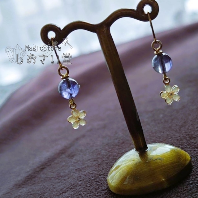 アイオライト✨深い青の6mm珠とお花のピアス