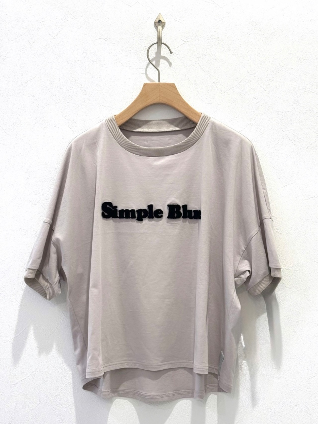 ロゴ入りTシャツ