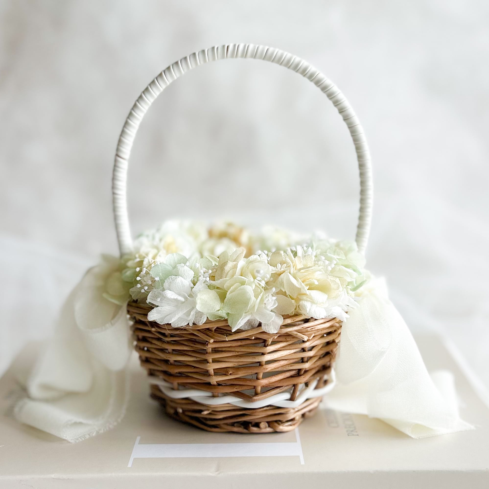 Circle greengold ring pillow