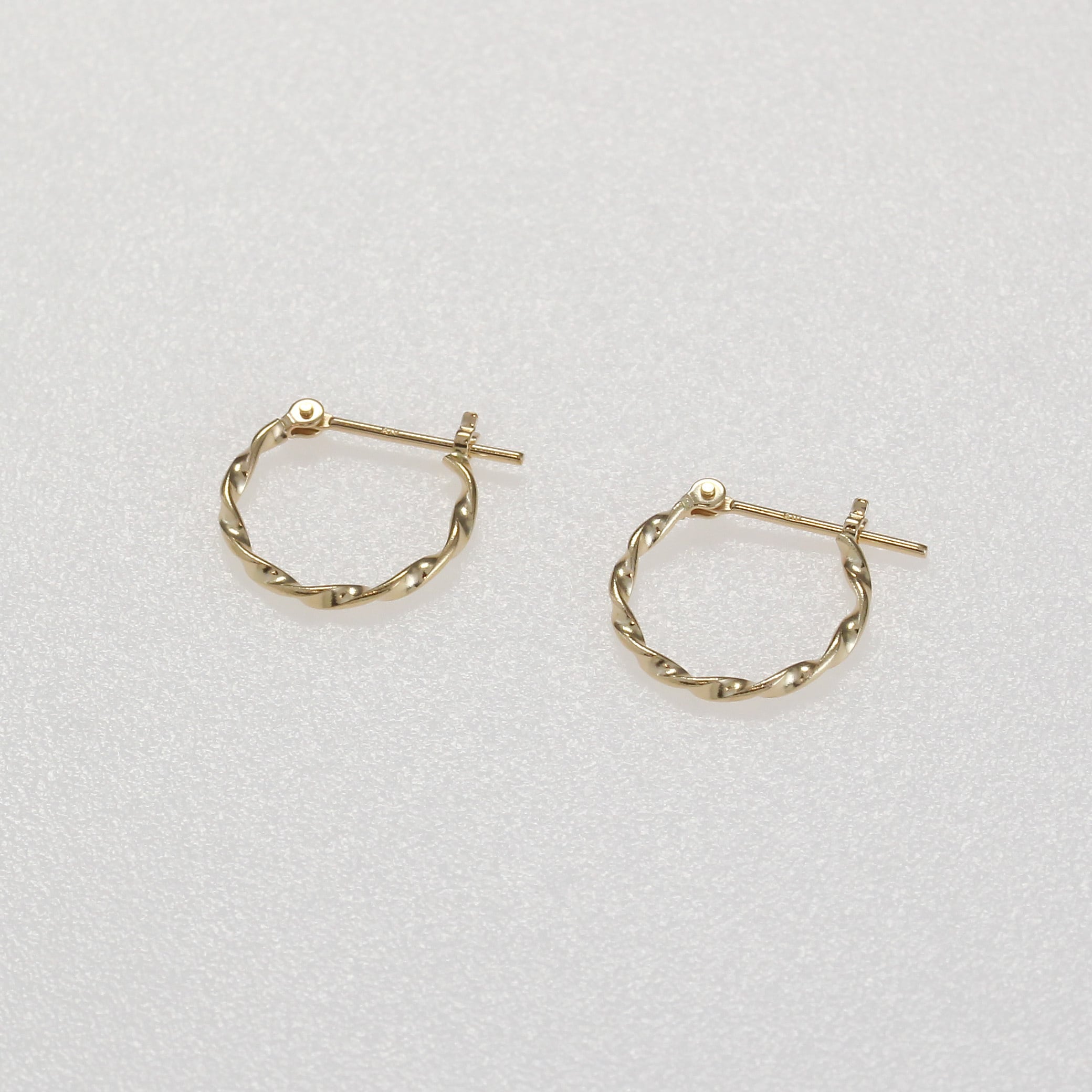 再入荷】K10 イエローゴールド ツイストピアス つけっぱなし No.156