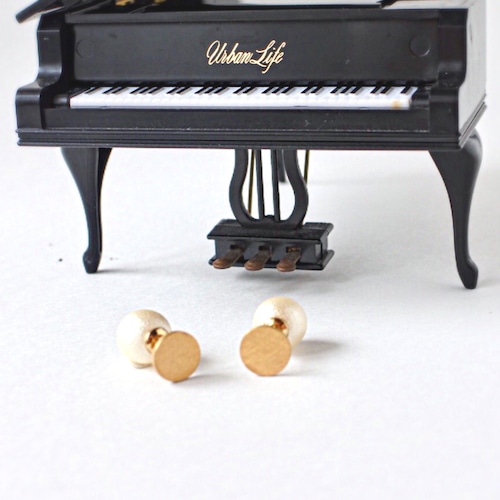 ヴィンテージスタインウェイピアノの部品を使ったパールキャッチ付きプレートピアス S-019  Vintage steinway piano capstan pierces (Circle plate)