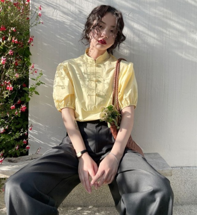 トップス シャツ
 プルオーバー 半袖
 パフスリーブ スタンドカラー
 スタンドネック ストレート チャイナ 薄手 かわいい
 きれいめ
 シンプル
 カジュアル
 おしゃれ
 レトロ
 こなれ感
 ラフ
 キュート
 個性的
 ラグジュアリー
 存在感
 抜け感
 ベーシック 無地 夏 10代
 20代
 30代
 レディース
 女性用 お出かけ
 休日
 イベント
 旅行
 ショッピング 着回し
 普段使い
 韓国系
 楽ちん
 体型カバー
 清楚 S
 M
 L
 XL
 ゆったり イエロー