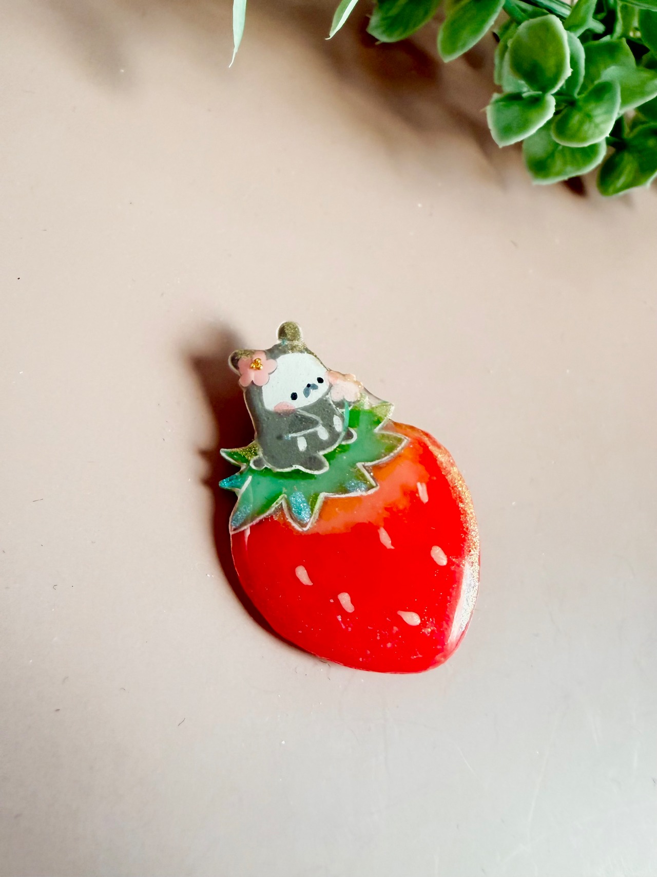 ブローチ『だるだるさん イチゴに乗って』