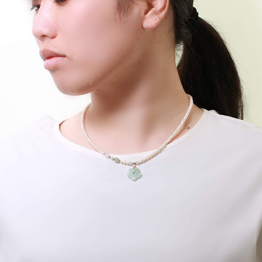 白い翡翠とパールの花モチーフネックレス【一点もの】 お花の翡翠とパールが上品で可愛らしい組み合わせ！flower and pearl