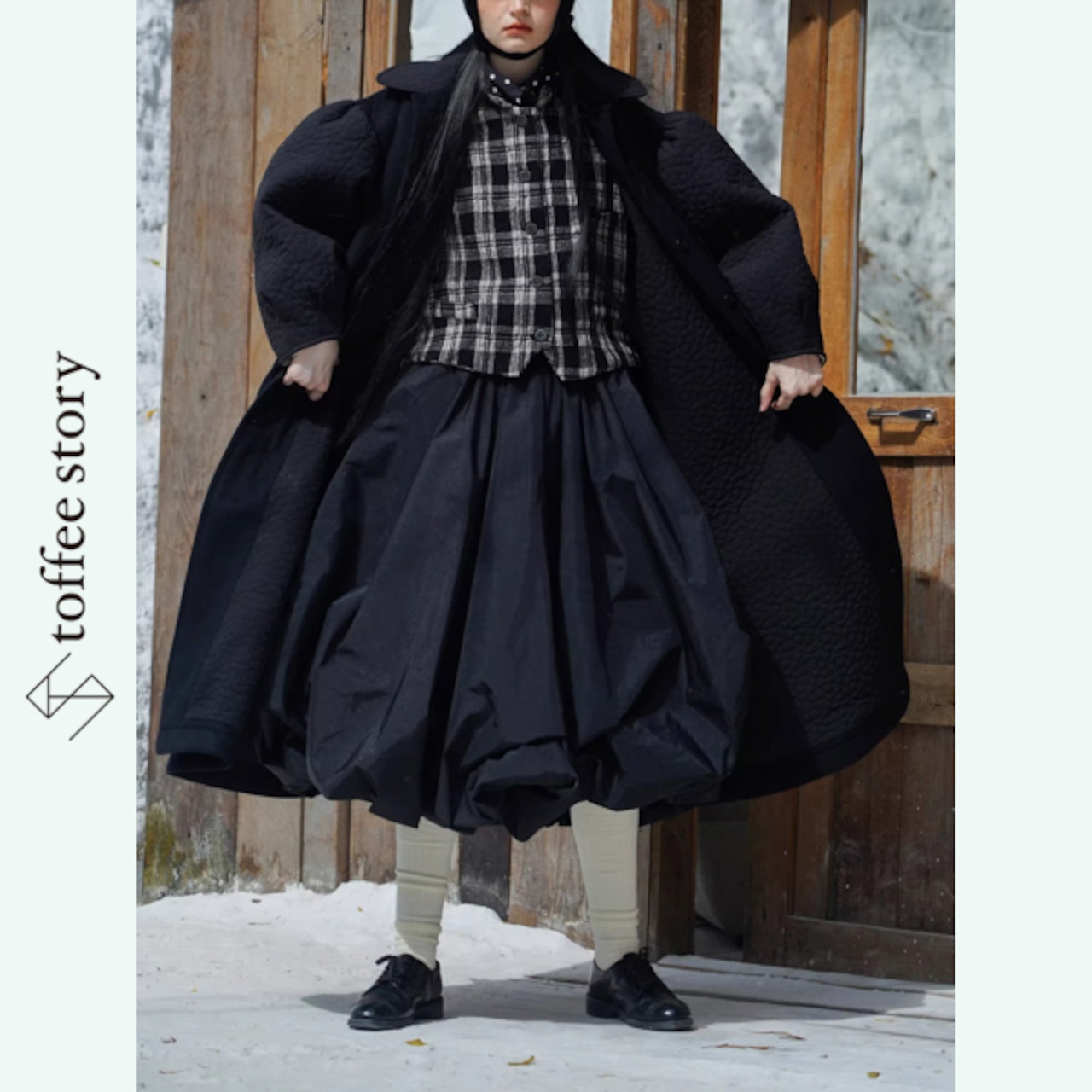 黒花キルティングに影を纏うパフスリーブロングコート《W0225》