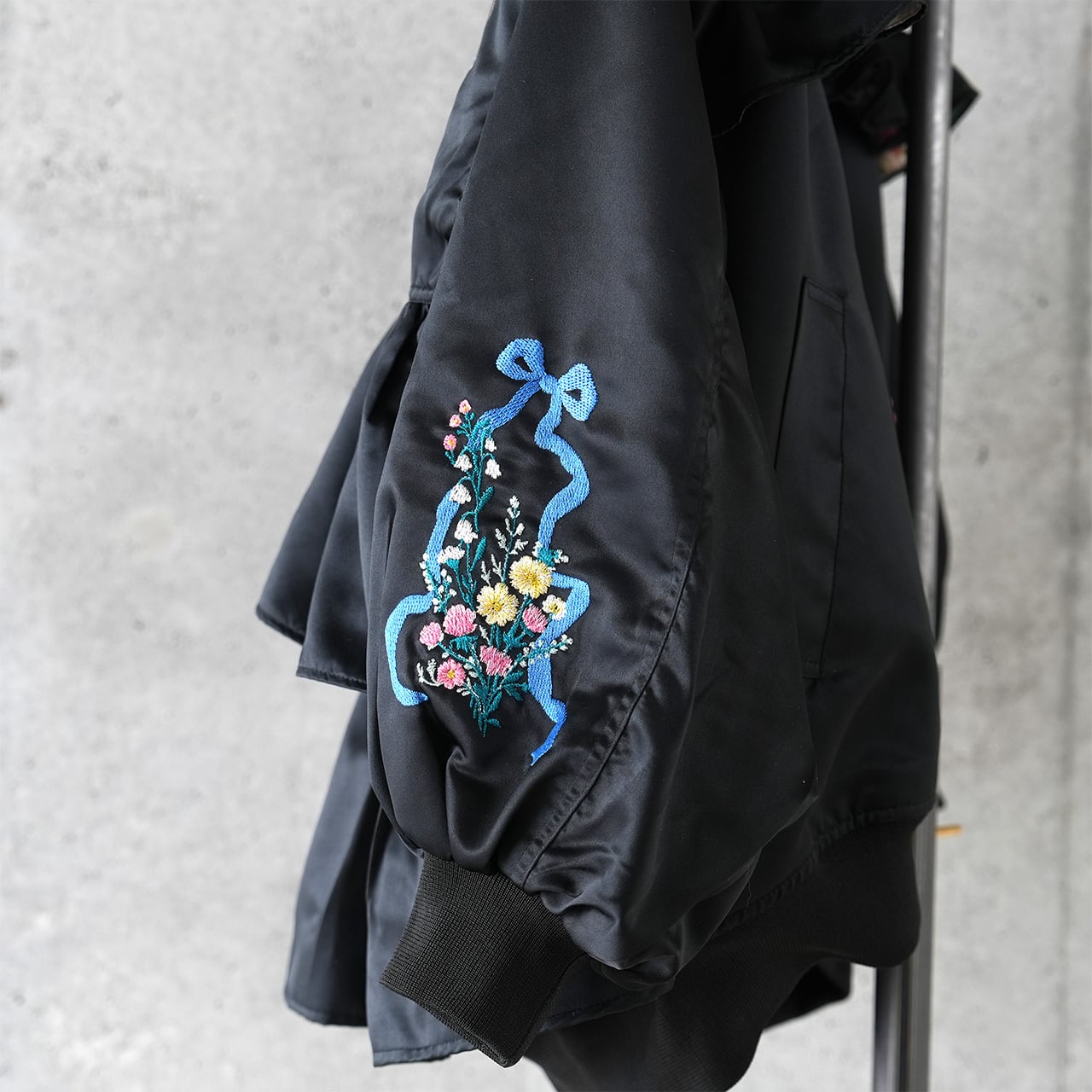 刺繍フリルジャケット“Crafting Cats” (Black) | tamaobazaaar