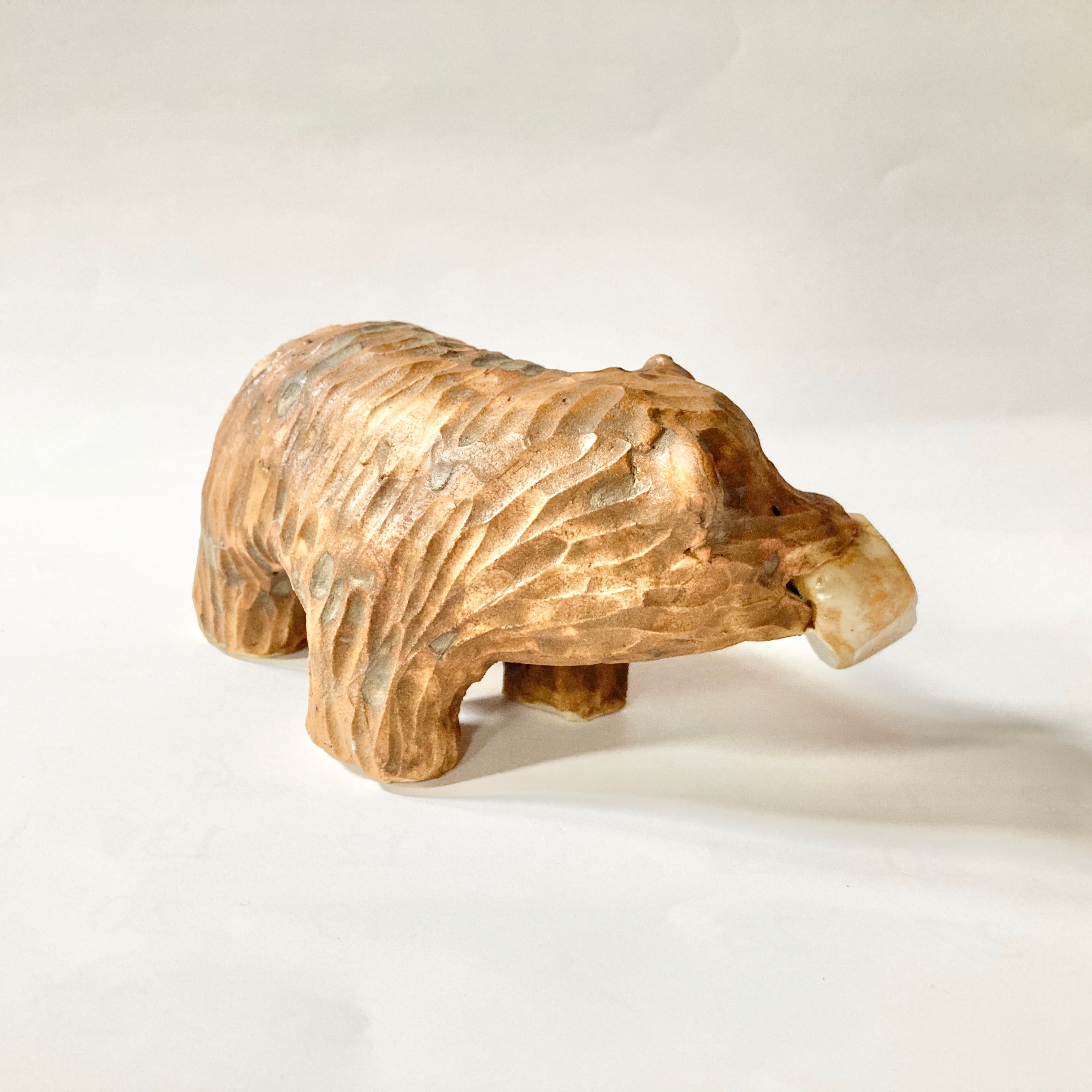 おおきい木彫り熊（食パン）の置き物 / すずきたまみ / 陶芸作品