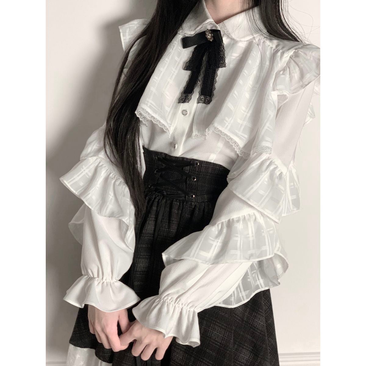 エレガントフリルホワイトブラウス＋ブラックチェックスカート