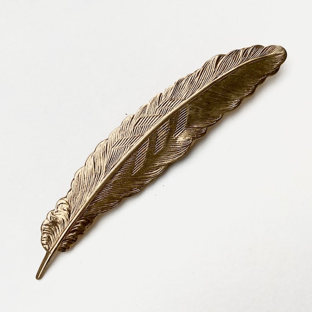 Brass charm brooch - L feather O-10