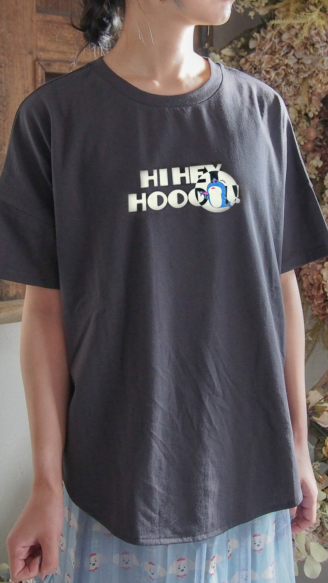 TARGET LOCKED – SPY SHARK 狙い撃ち！サメがスパイに⁉尻尾っぽTシャツ