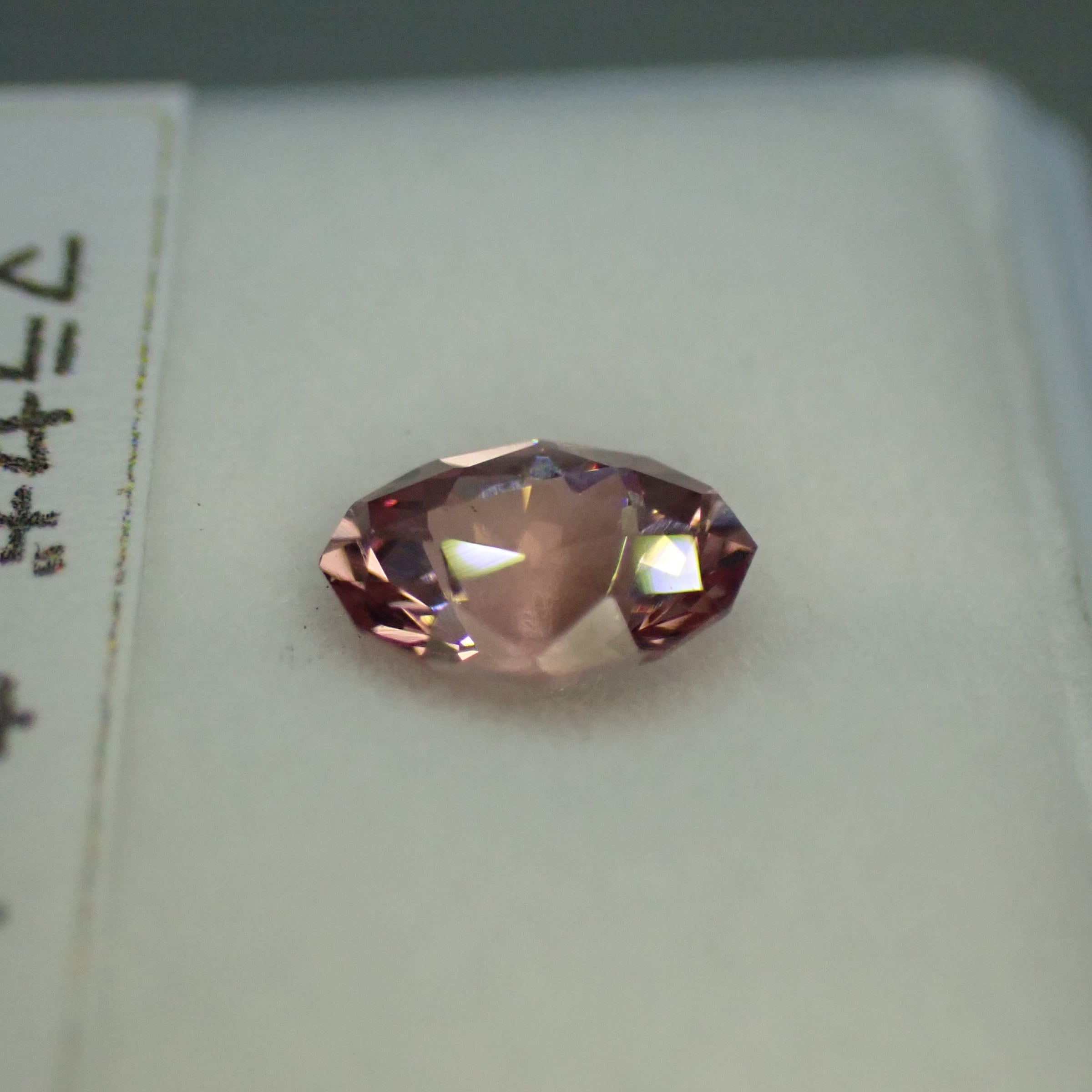 つむりUVライトでしっかり蛍光✫カスタムカットのマラヤガーネット