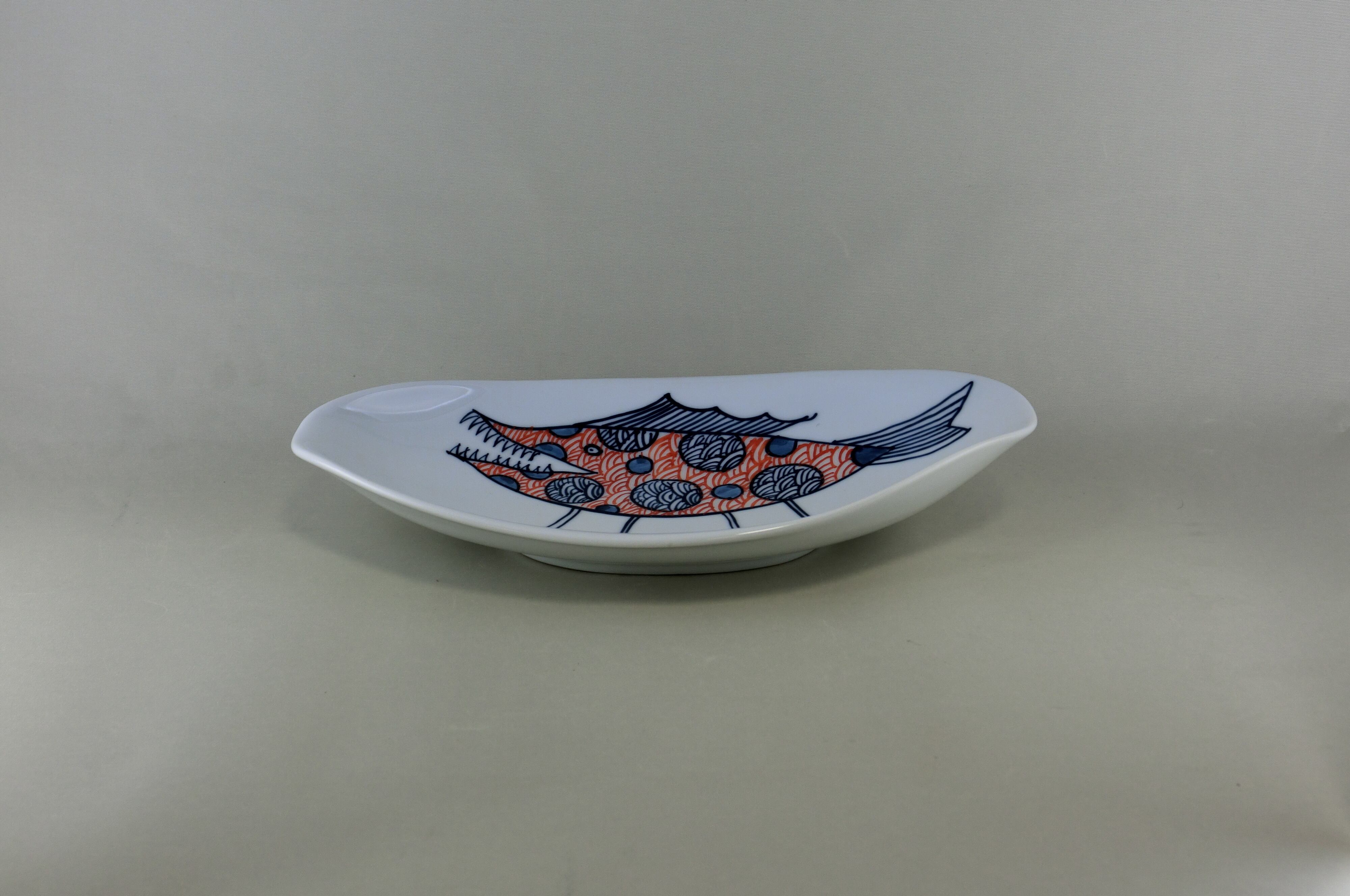 変魚シリーズ　楕円皿　（赤）足有り