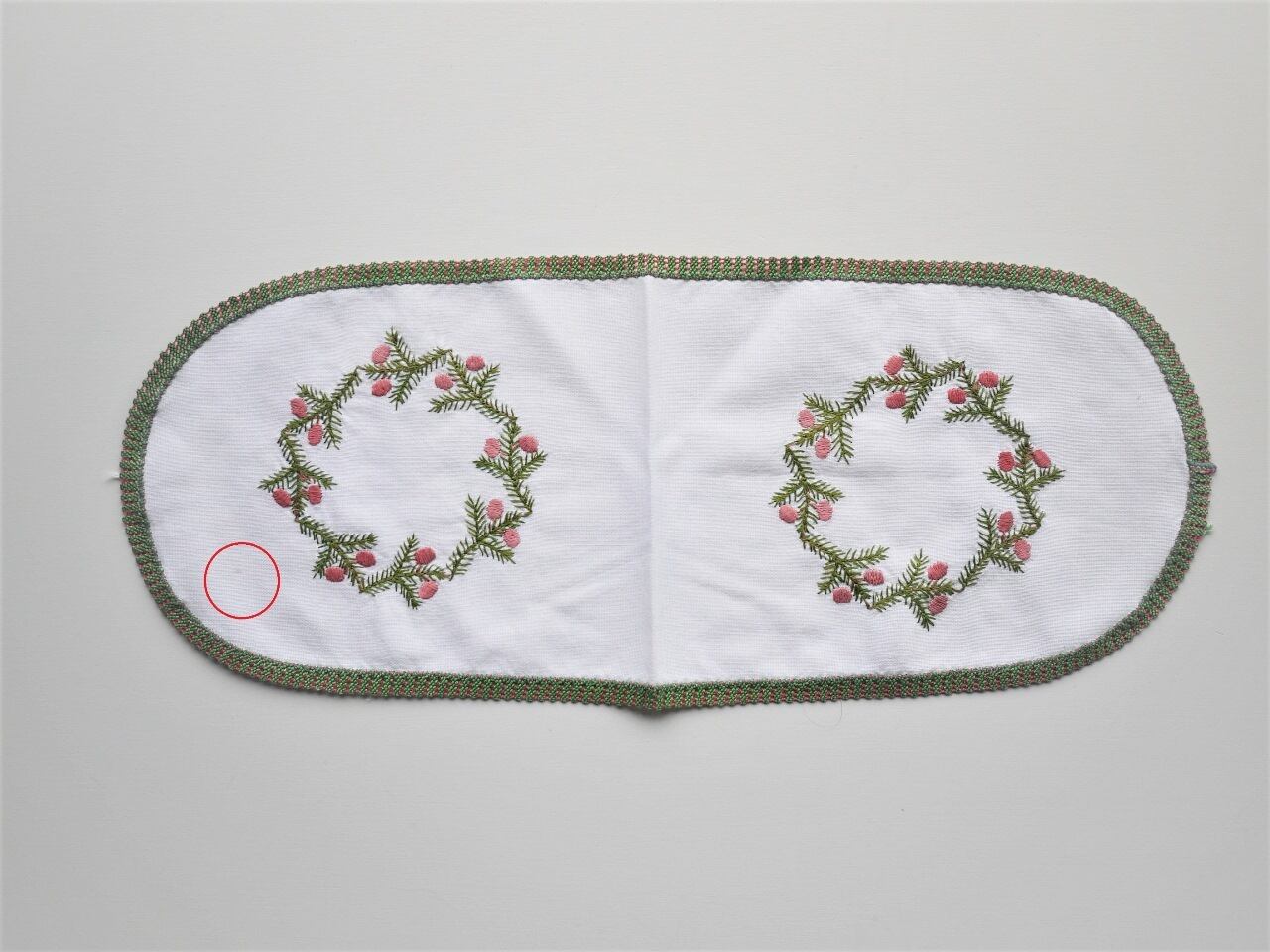 赤い実の楕円マット もみの木刺繍 ドイツ | こりすのパン屋Base店