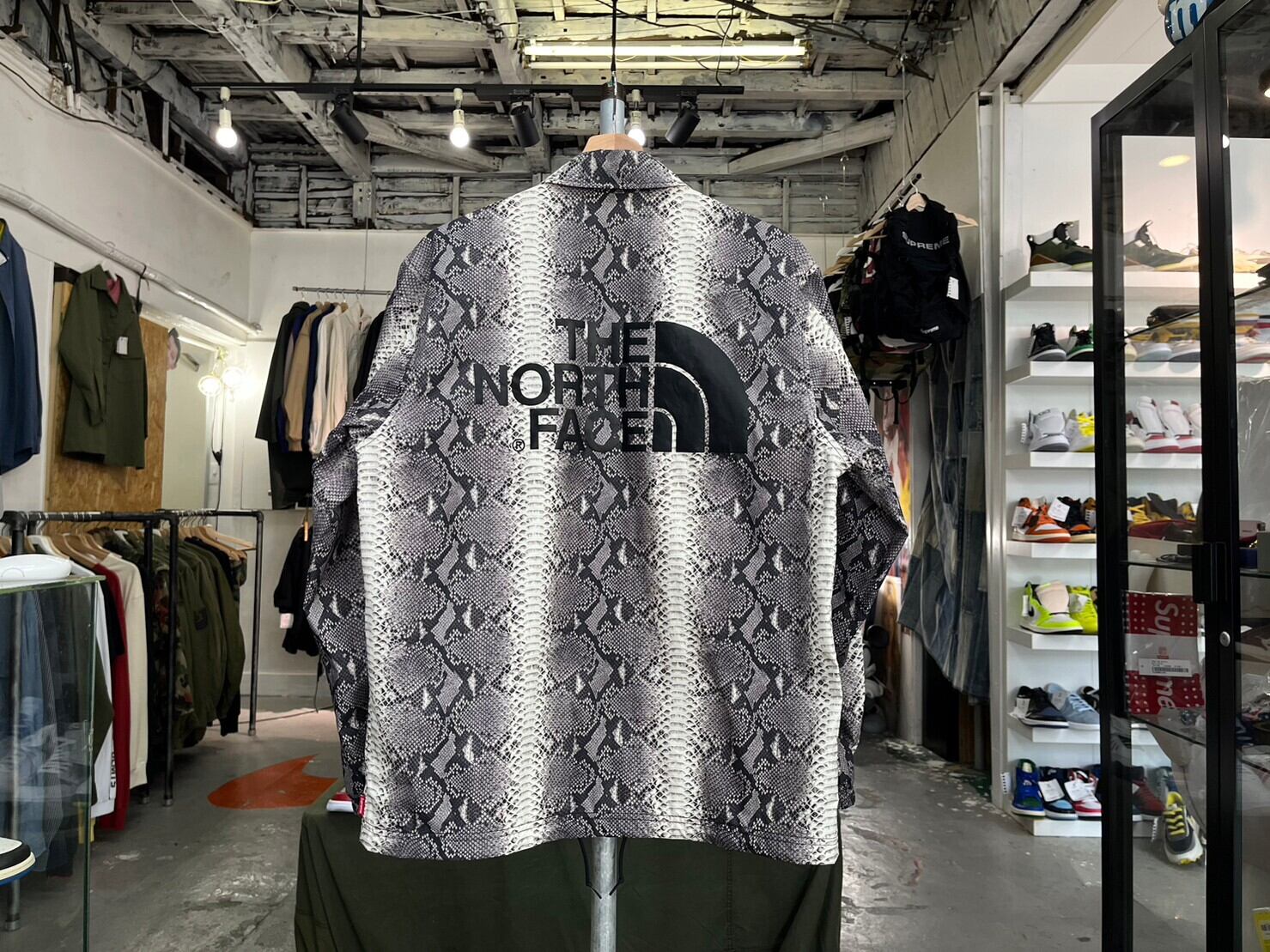 Supreme × THE NORTH FACE SNAKE SKIN TAPED SEAM COACHES JACKET 