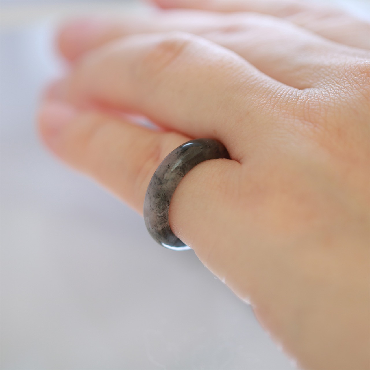 【10.5号】ブラックカラーの隙間からのぞかせる透明感がシックな装いにピッタリ！翡翠くり抜き甲丸リング A貨翡翠 jd_rg1740