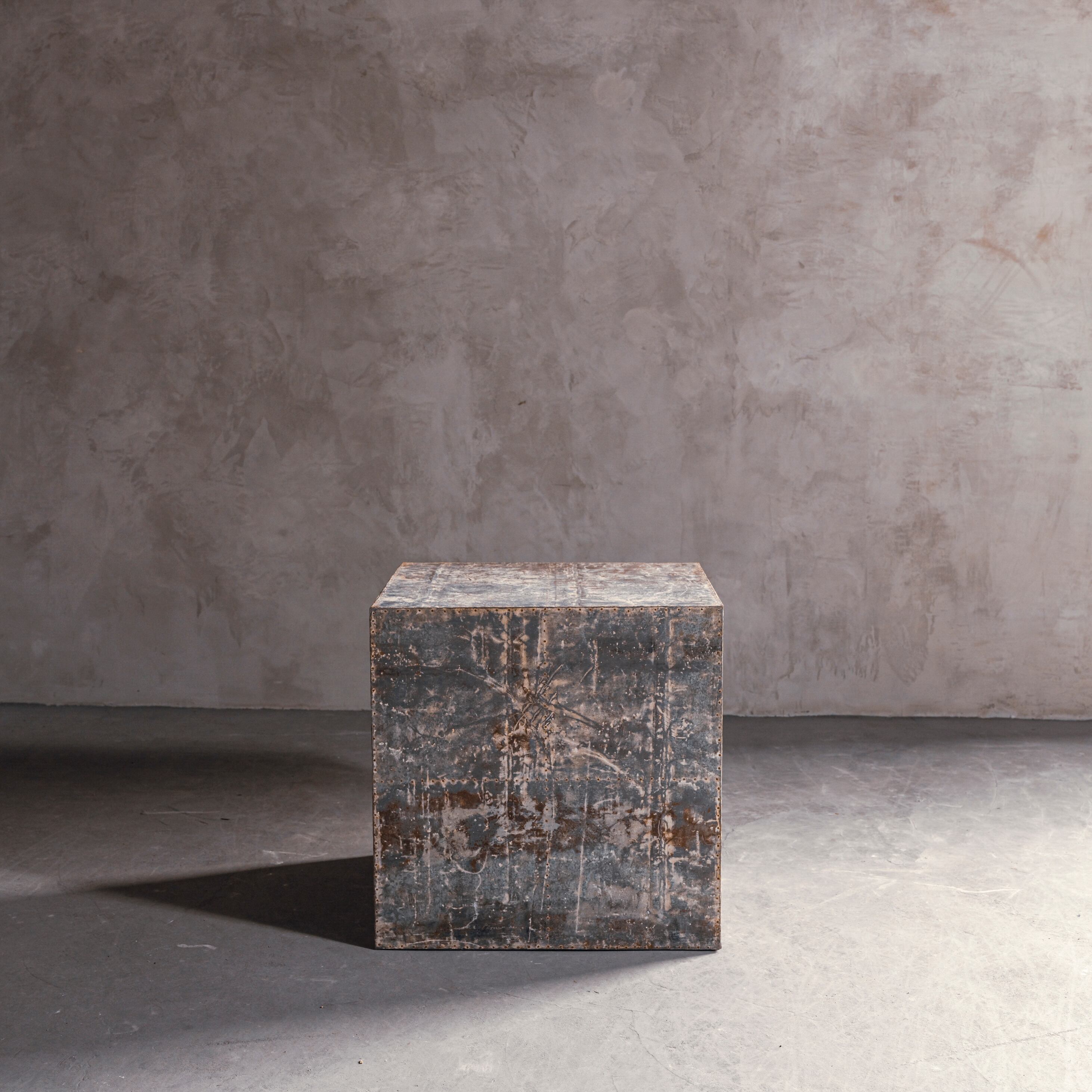 箱/ブリキボックス/スクエアブリキオブジェ/ディスプレイ/店舗什器/空間装飾/花台/花瓶/シック/スタジオ/撮影アイテム