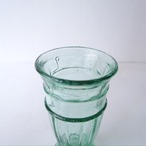 ラッパのようなリサイクルガラスの花瓶